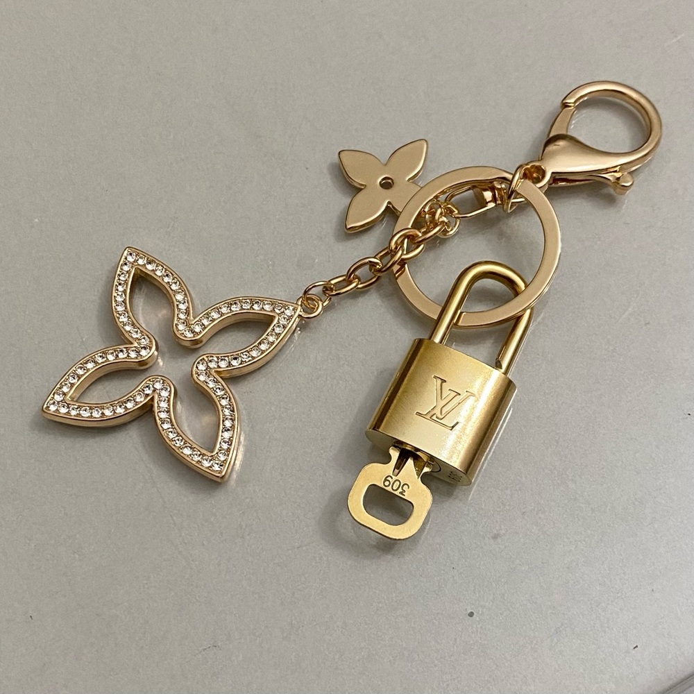 LOUIS VUITTON LOCK AND KEY 🔐 ON GOLD TONE KEYCHAIN #309